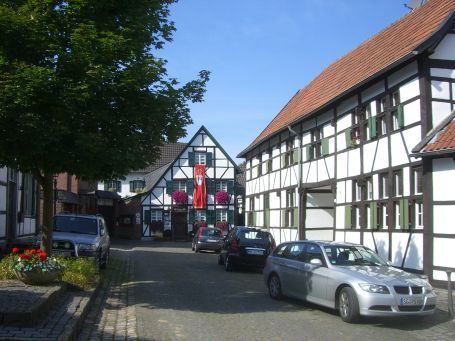 Liedberg : Am Markt, rechts im Bild das ehemalige Bürgermeisteramt, Historischer Ortskern